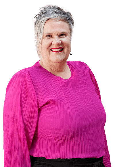 Debbie Jorritsma portret met roze topje kijkt naar de camera en glimlacht