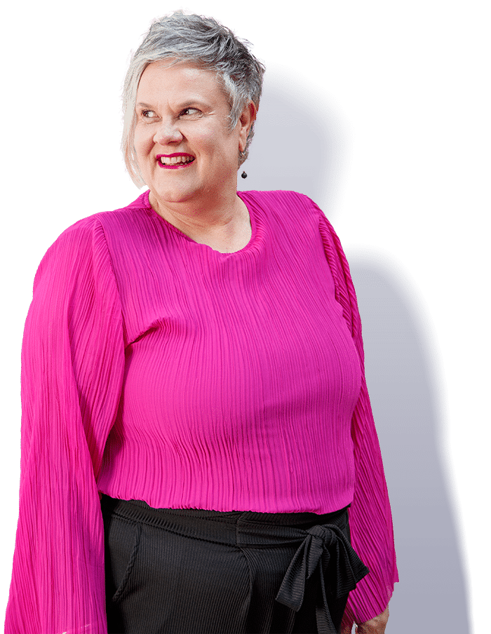 Magnify door Deborah Jorritsma ook bekend als Debbie Jorritsma Portretfoto naar links kijkend Deborah Jorritsma, ook bekend als Debbie Jorritsma, kijkend naar links met een roze topje en zwarte broek aan.