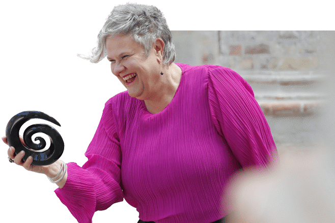 Deborah Jorritsma houdt een Nieuw-Zeelandse koru vast en heeft plezier tijdens de fotoshoot in een kerk in Friesland