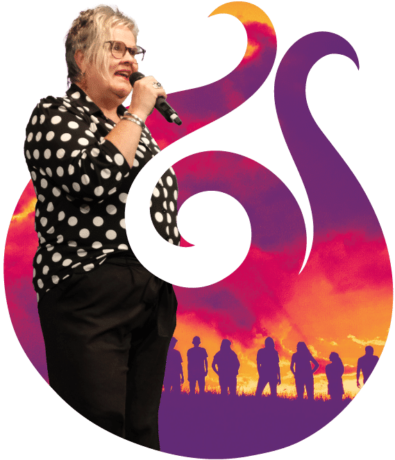 een creatieve Magnify-visual van Deborah Jorritsma, ook bekend als Debbie Jorritsma, prekend voor een menigte.