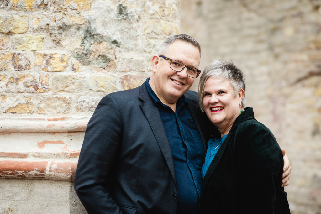 Een portretfoto van Harry en Deborah Jorritsma in een oude kerk