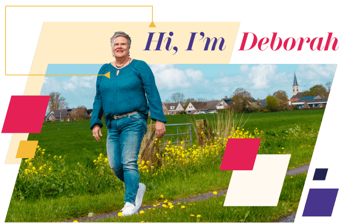 Foto van Debbie Jorritsma in blauwe kleding wandelend op een pad tussen de weilanden van Friesland, Nederland